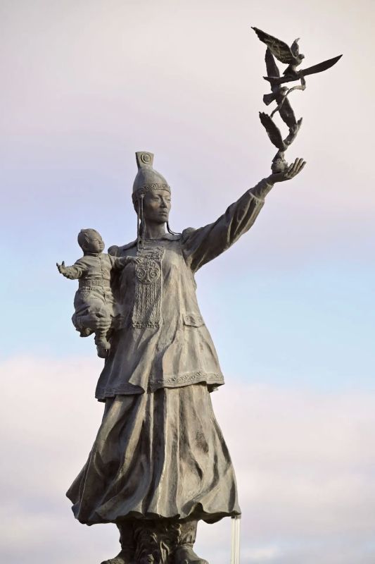 В Якутске состоялось торжественное возложение цветов к памятнику Матери в преддверии Дня матери в Республике Саха (Якутия) В Якутске состоялось торжественное возложение цветов к памятнику Матери в преддверии Дня матери в Республике Саха (Якутия)