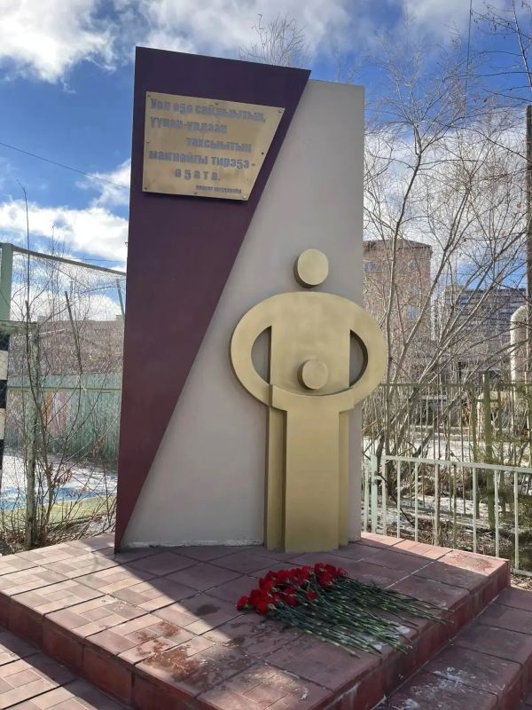 В Якутске возложили цветы к стеле «Отец и сын» В Якутске возложили цветы к стеле «Отец и сын»