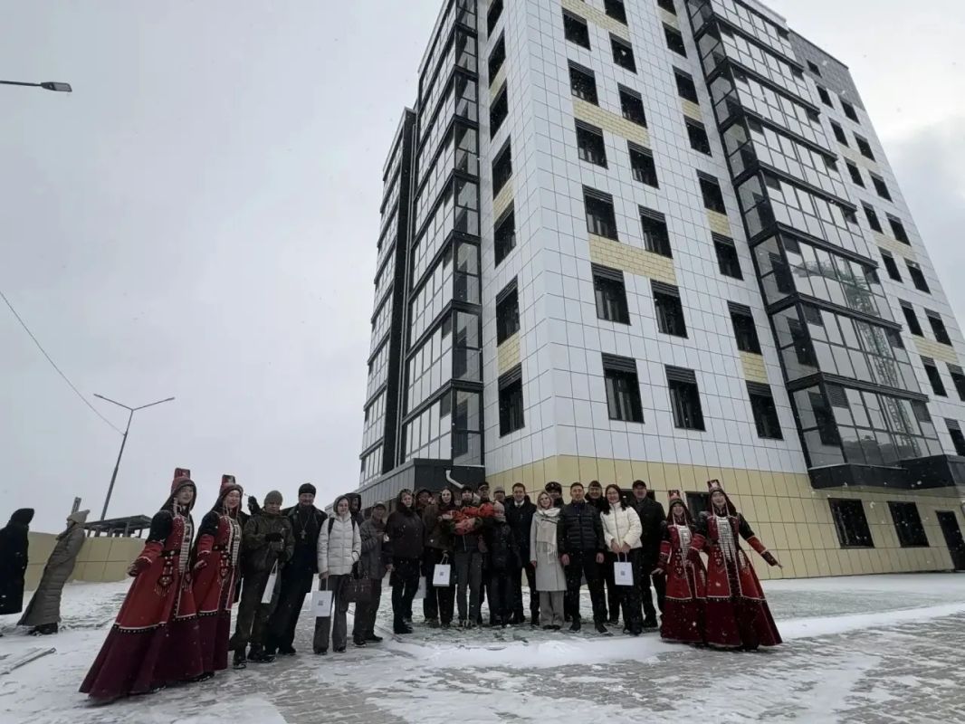 В Нерюнгри новосёлам вручили ключи от 60 арендных квартир «под ключ» В Нерюнгри новосёлам вручили ключи от 60 арендных квартир «под ключ»