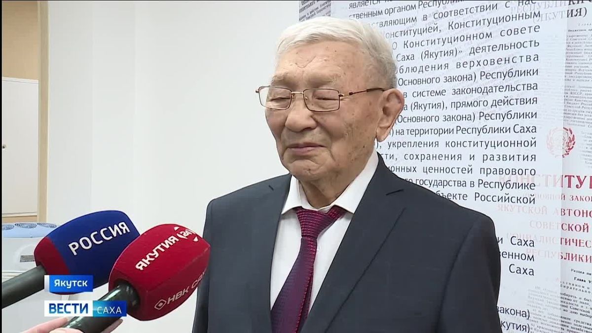 Первый председатель Конституционного суда Якутии Дмитрий Миронов поделился опытом с молодёжью в режиме телемоста