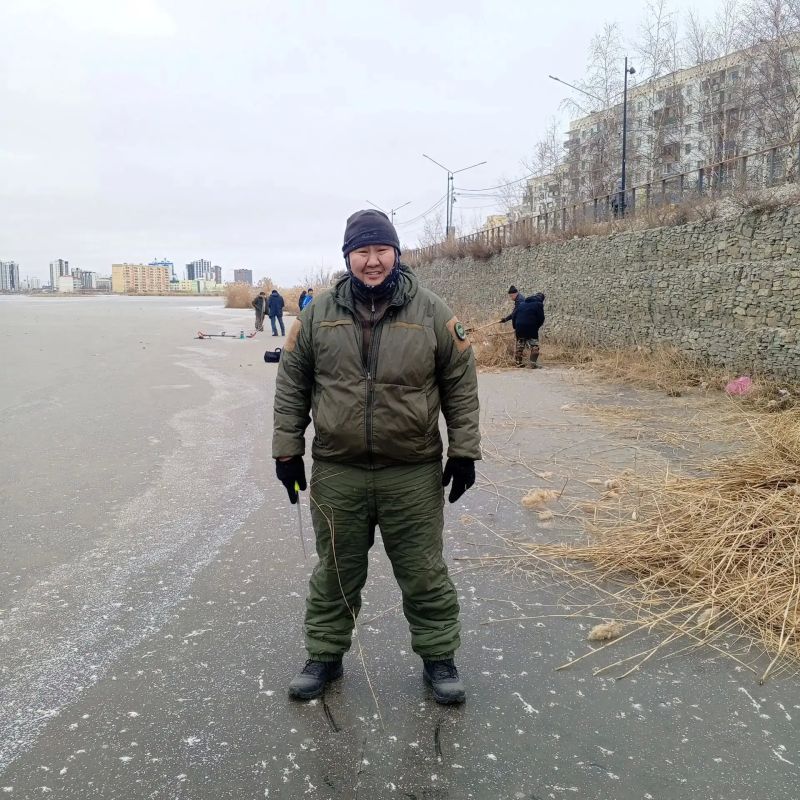 Сотни якутян вышли на главные озера Якутска, чтобы очистить их от камыша и сухостоя