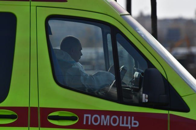 В Якутии тракторист опрокинул технику и покалечил пассажира