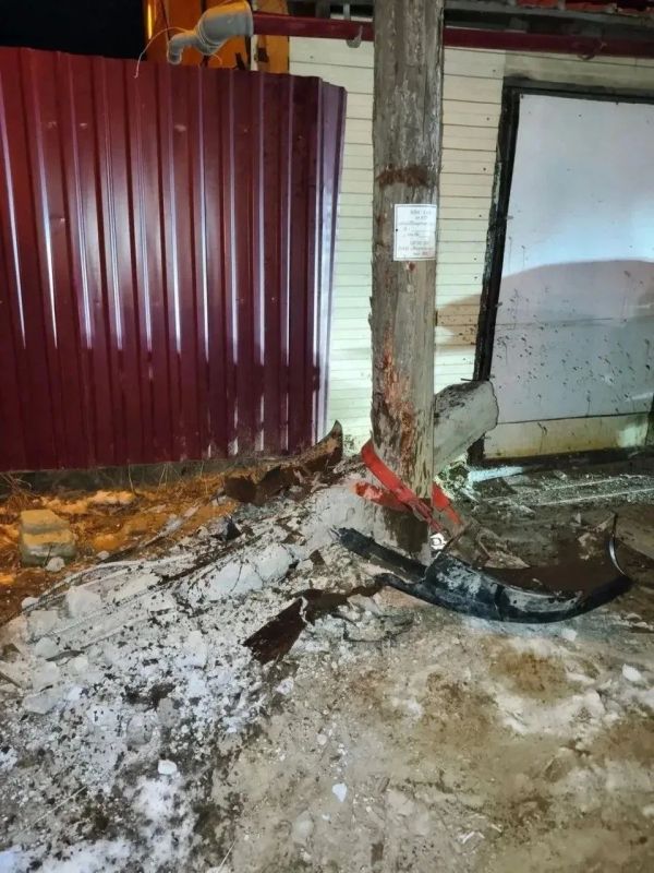 Водитель наехал на опору ЛЭП и оставил часть Якутска без света Водитель наехал на опору ЛЭП и оставил часть Якутска без света