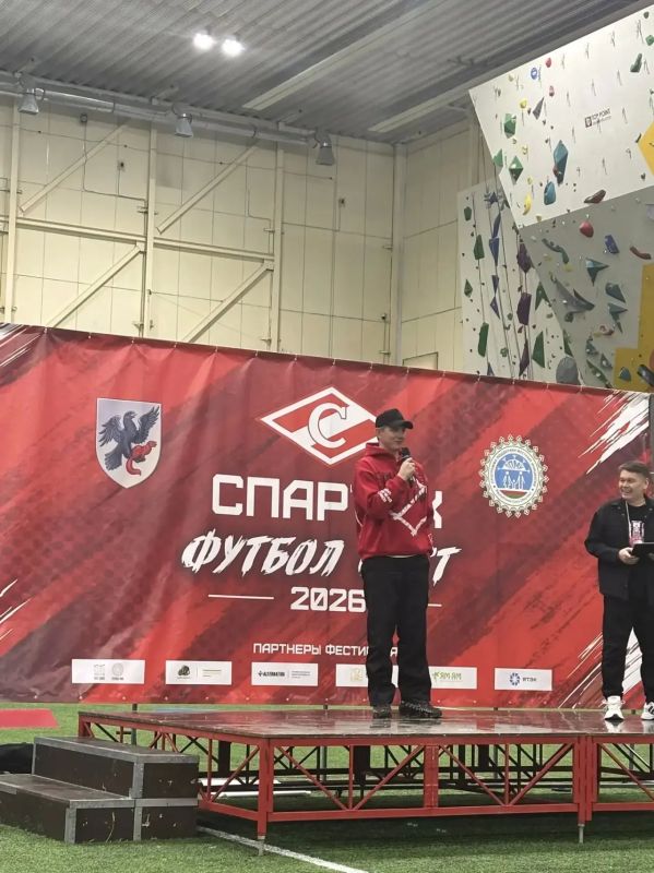 Юные футболисты из Якутии потренировались со звёздами российского футбола Юные футболисты из Якутии потренировались со звёздами российского футбола