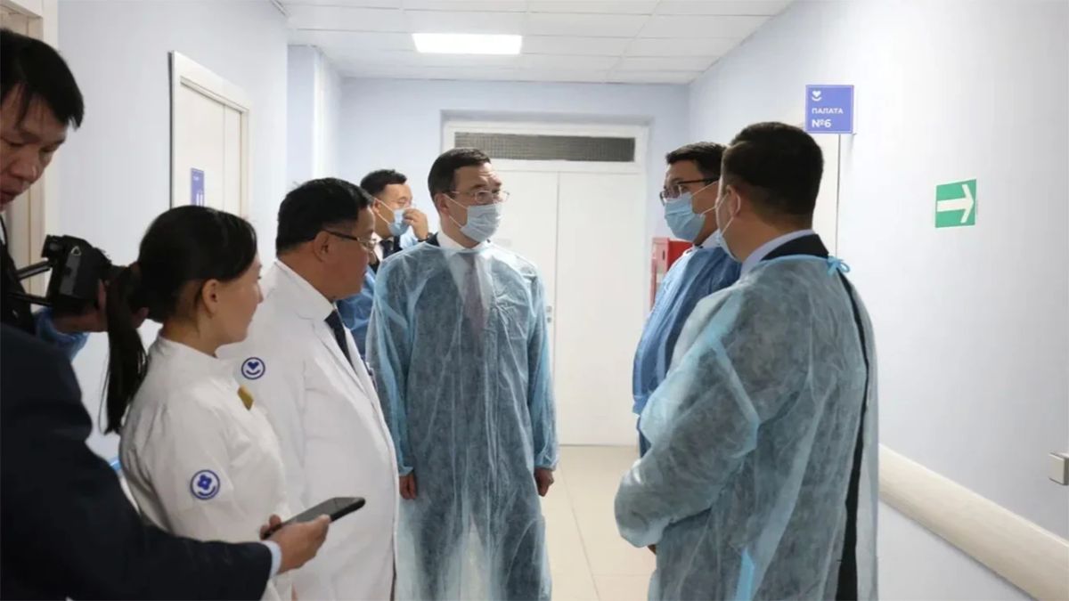Глава Якутии Айсен Николаев в ходе рабочей поездки в Амгинский улус проверил итоги капитального ремонта Амгинской центральной районной больницы