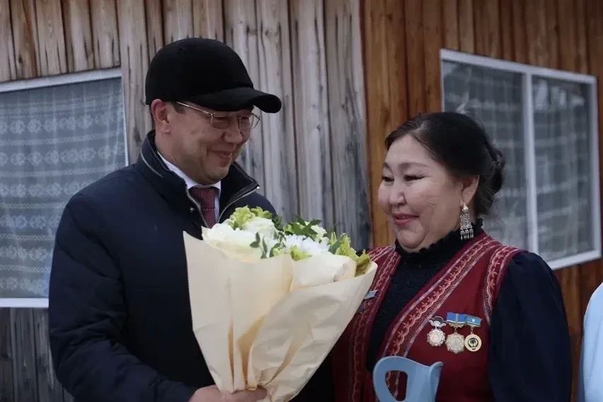 Айсен Николаев посетил многодетную семью Устиновых в Амгинском районе Айсен Николаев посетил многодетную семью Устиновых в Амгинском районе