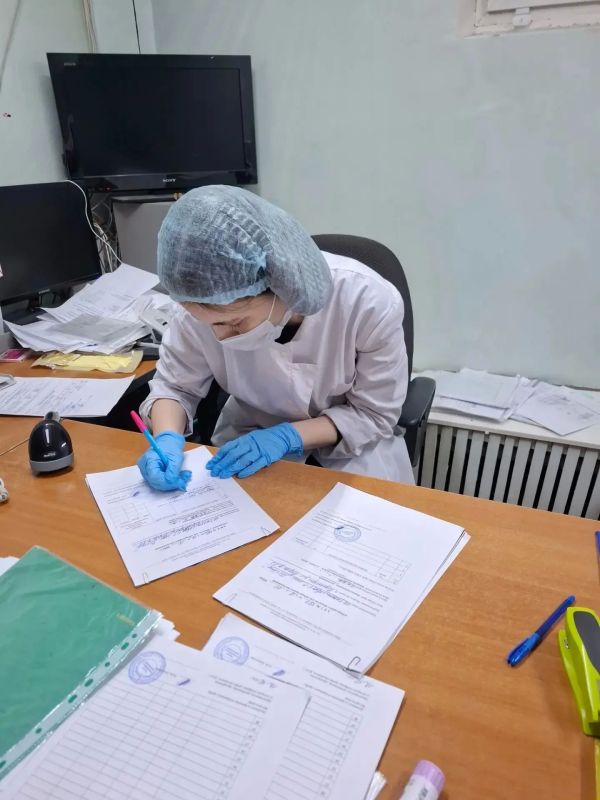 Студентка проходит практику в Нерюнгринской ветеринарной лаборатории
