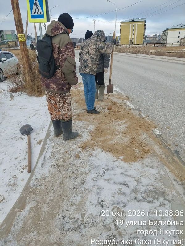 Дворники проводят работу по предотвращению гололеда в Сайсарском округе Дворники проводят работу по предотвращению гололеда в Сайсарском округе