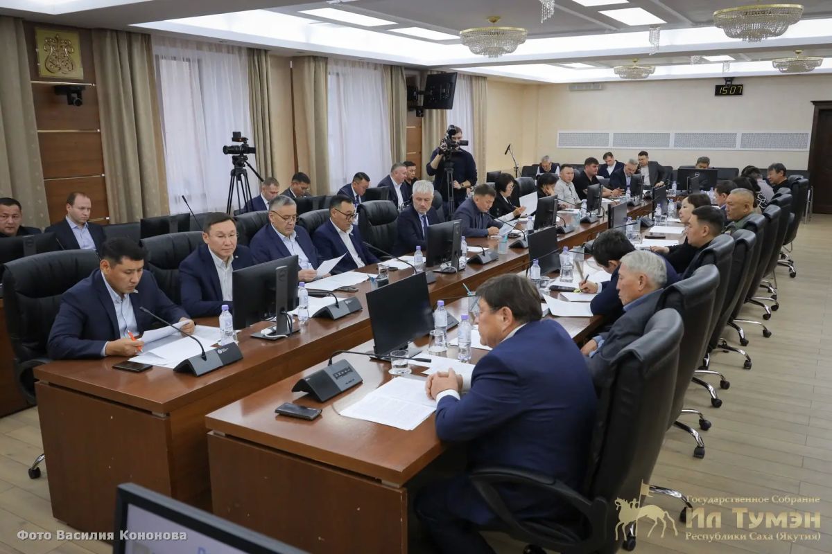 Долги ГУП ЖКХ и срыв северного завоза: в Ил Тумэне обсудили проблемы северного завоза в арктические районы Якутии