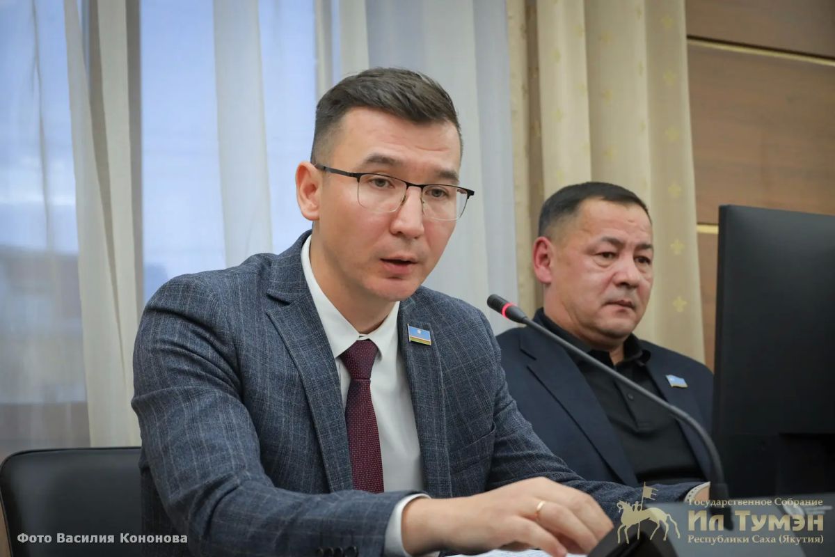 Долги ГУП ЖКХ и срыв северного завоза: в Ил Тумэне обсудили проблемы северного завоза в арктические районы Якутии Долги ГУП ЖКХ и срыв северного завоза: в Ил Тумэне обсудили проблемы северного завоза в арктические районы Якутии