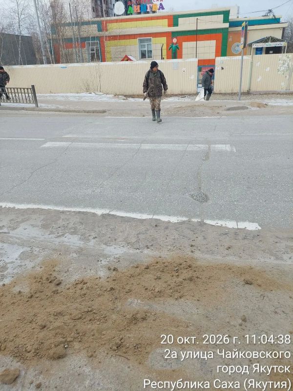 Дворники проводят работу по предотвращению гололеда в Сайсарском округе Дворники проводят работу по предотвращению гололеда в Сайсарском округе
