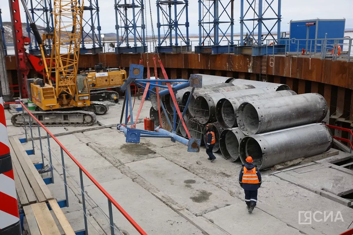 Делегация Совета Федерации ознакомилась с ходом строительства Ленского моста Делегация Совета Федерации ознакомилась с ходом строительства Ленского моста