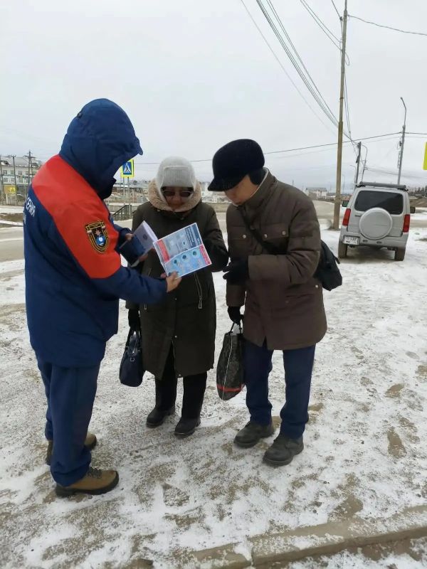 Спасатели Якутии провели масштабную профилактику безопасности на льду: охвачено более 180 человек Спасатели Якутии провели масштабную профилактику безопасности на льду: охвачено более 180 человек