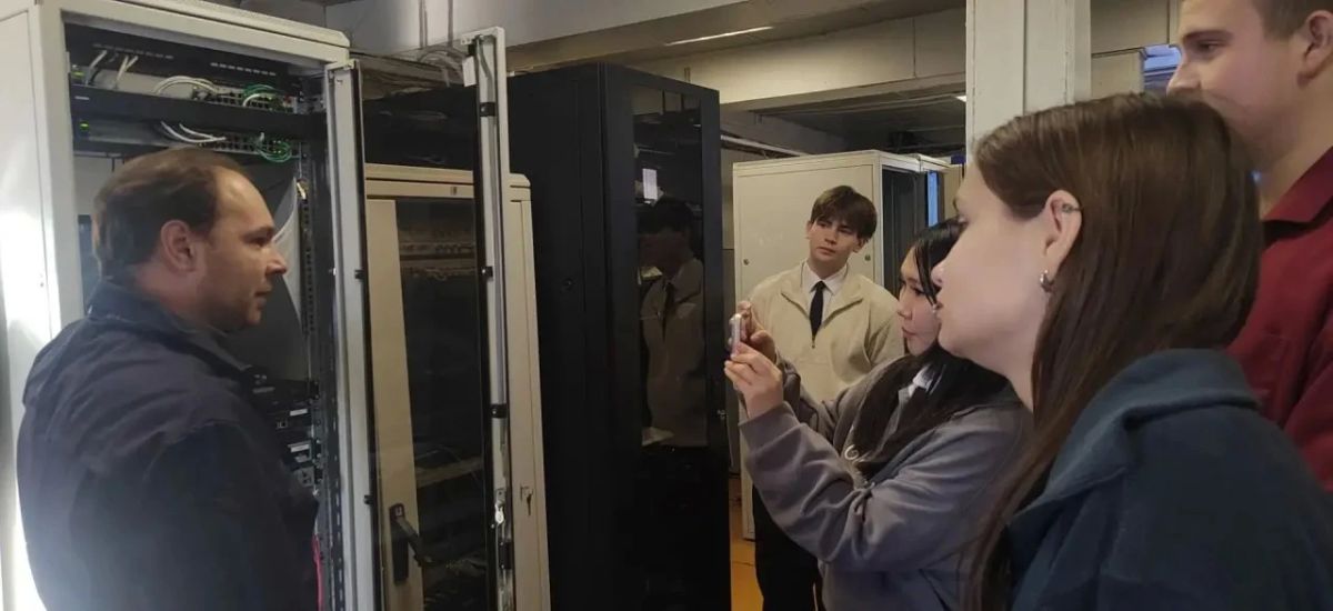 Школьники Зырянки познакомились с профессиями в сфере авиации Школьники Зырянки познакомились с профессиями в сфере авиации
