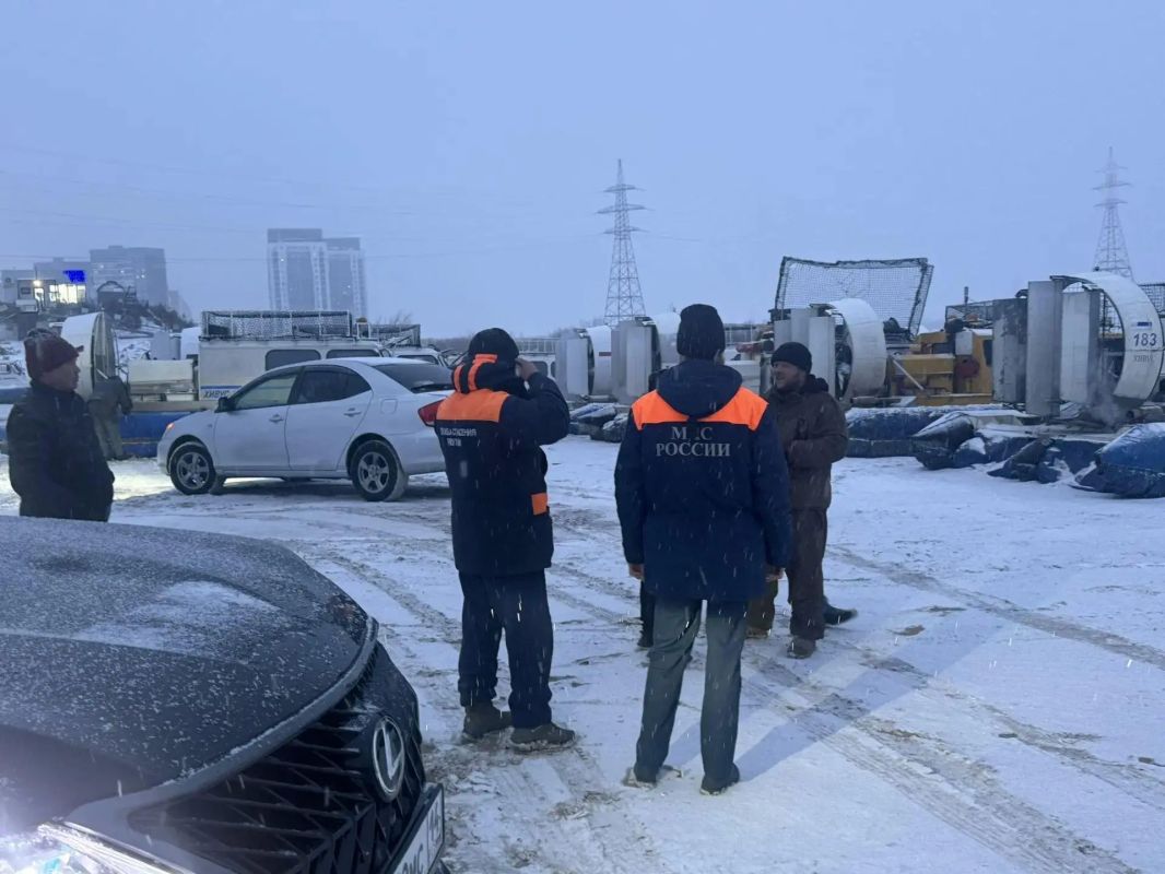 Не доплыл до берега: в Якутии судно со 100 пассажирами село на мель Не доплыл до берега: в Якутии судно со 100 пассажирами село на мель