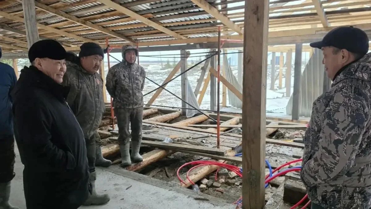 Сунтаарга аан бастакытын сылаас муосталаах аныгы хотон тутуллар Сунтаарга аан бастакытын сылаас муосталаах аныгы хотон тутуллар