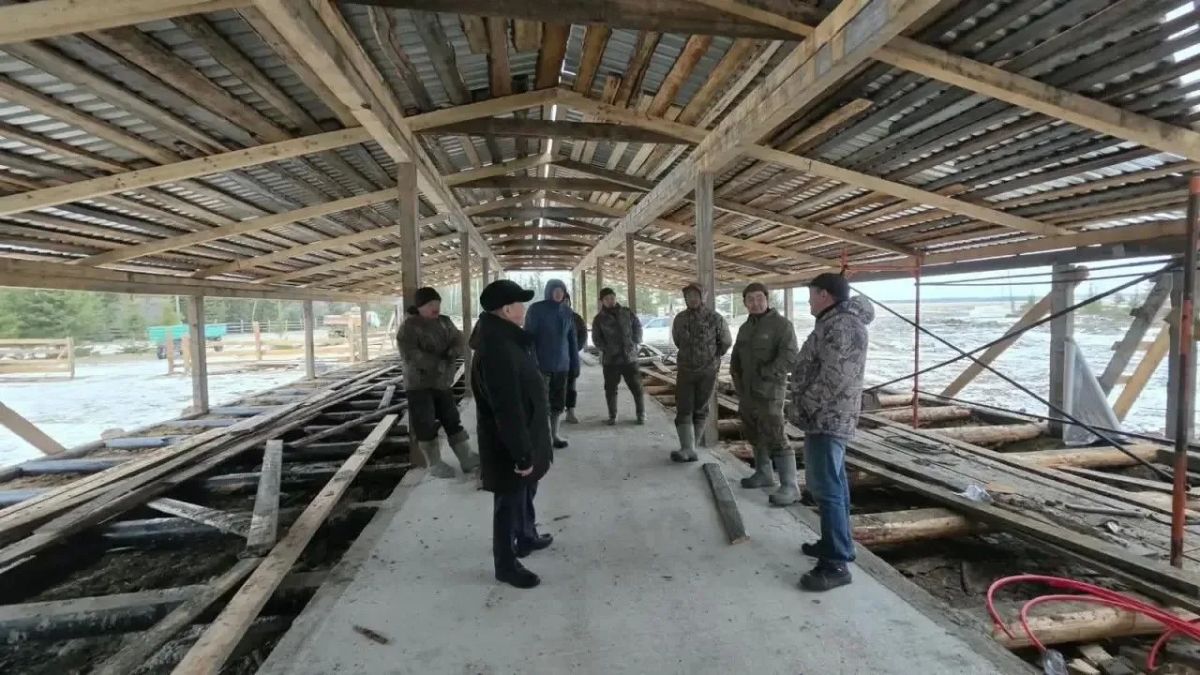 Сунтаарга аан бастакытын сылаас муосталаах аныгы хотон тутуллар Сунтаарга аан бастакытын сылаас муосталаах аныгы хотон тутуллар