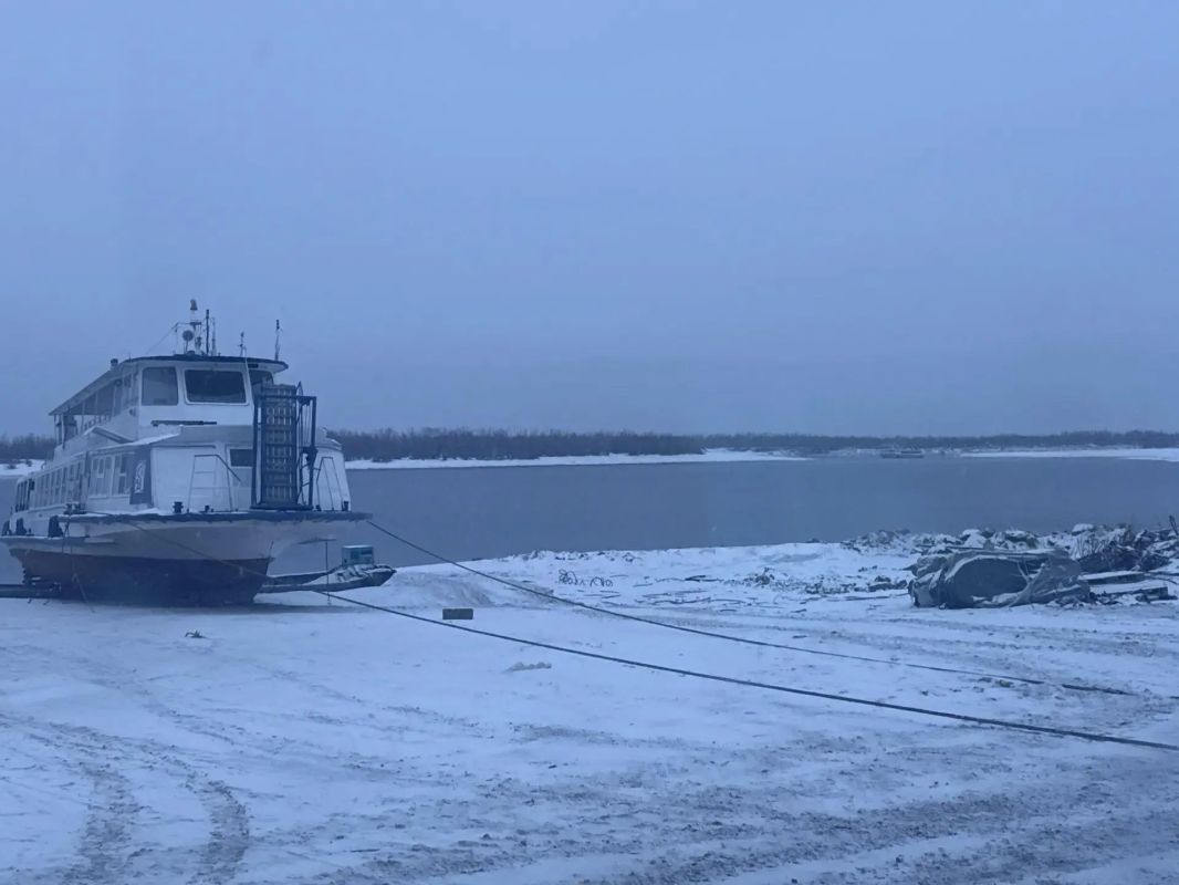 Не доплыл до берега: в Якутии судно со 100 пассажирами село на мель Не доплыл до берега: в Якутии судно со 100 пассажирами село на мель