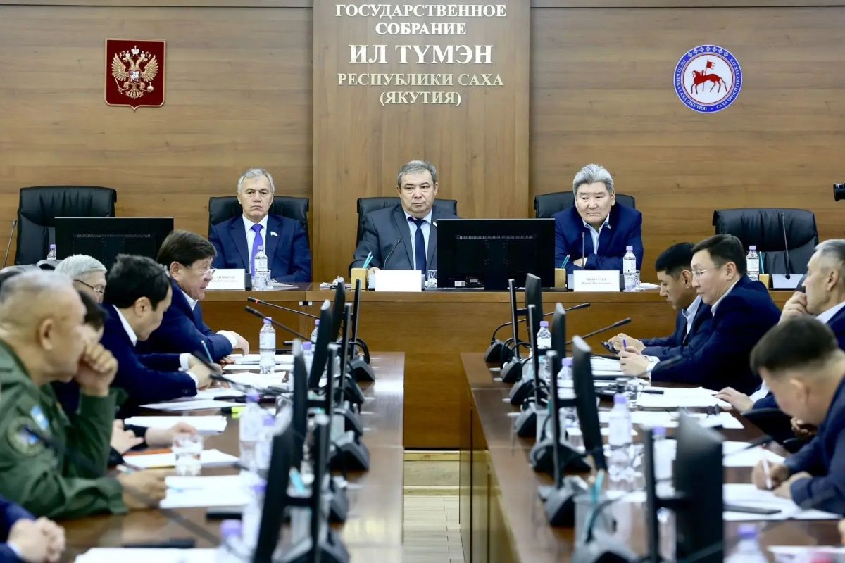 Накануне принял участие в круглом столе по вопросам обеспечения топливом теплоснабжающих организаций и объектов коммунальной энергетики арктических районов Якутии Накануне принял участие в круглом столе по вопросам обеспечения топливом теплоснабжающих организаций и объектов коммунальной энергетики арктических районов Якутии