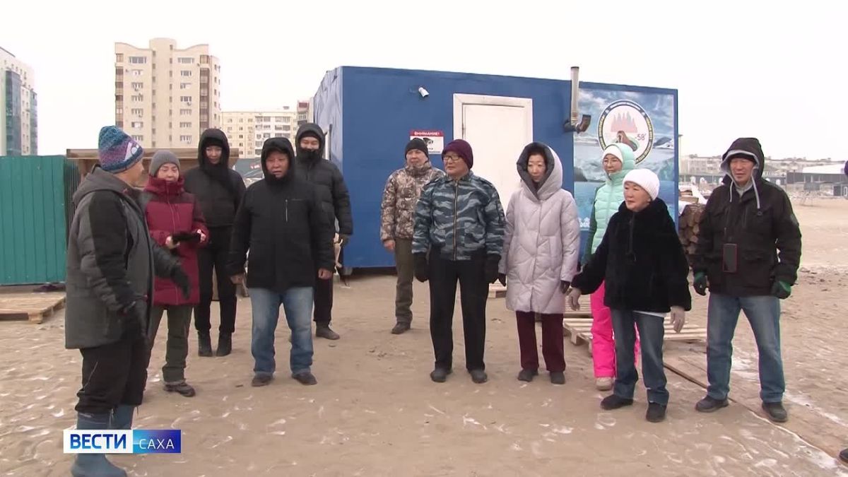 Якутские "моржи" открыли новый купальный сезон: и ни ветер, ни минусовая температура им не помеха