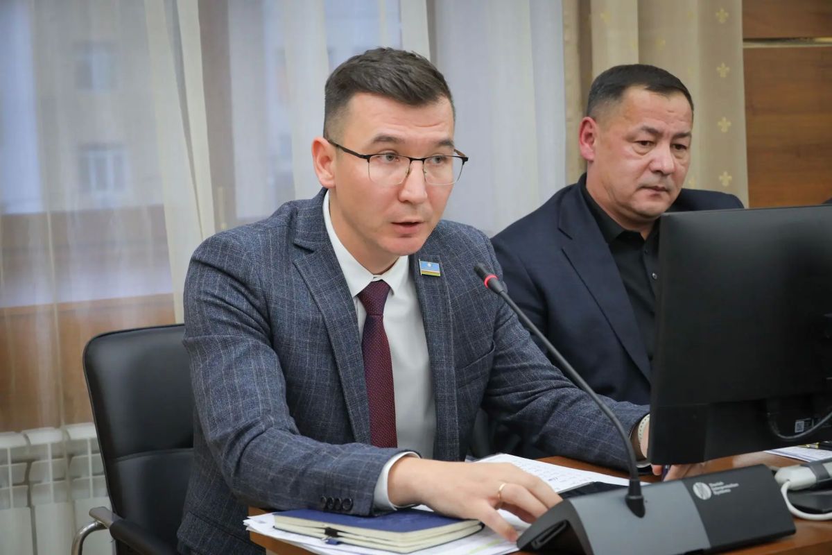 Накануне принял участие в круглом столе по вопросам обеспечения топливом теплоснабжающих организаций и объектов коммунальной энергетики арктических районов Якутии Накануне принял участие в круглом столе по вопросам обеспечения топливом теплоснабжающих организаций и объектов коммунальной энергетики арктических районов Якутии