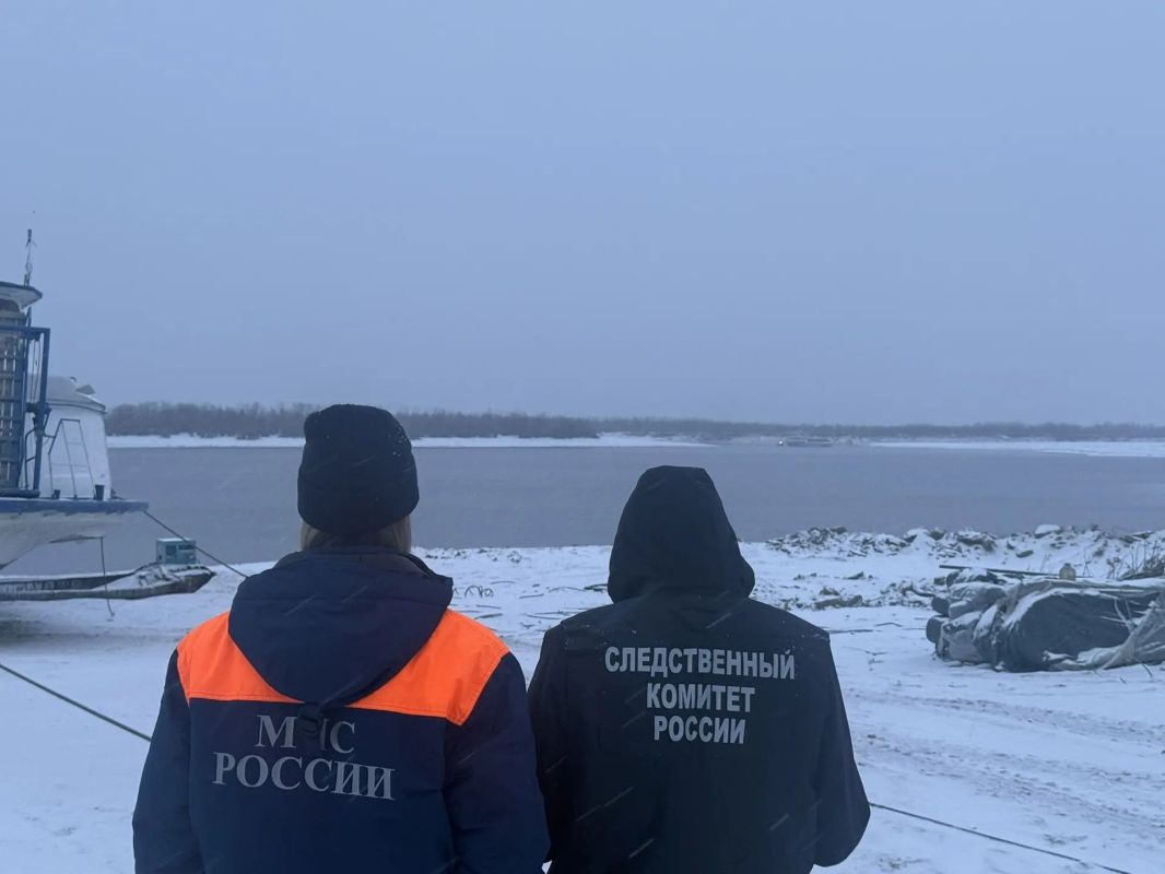 Пассажирское судно село на мель на реке Лена в Якутии Пассажирское судно село на мель на реке Лена в Якутии