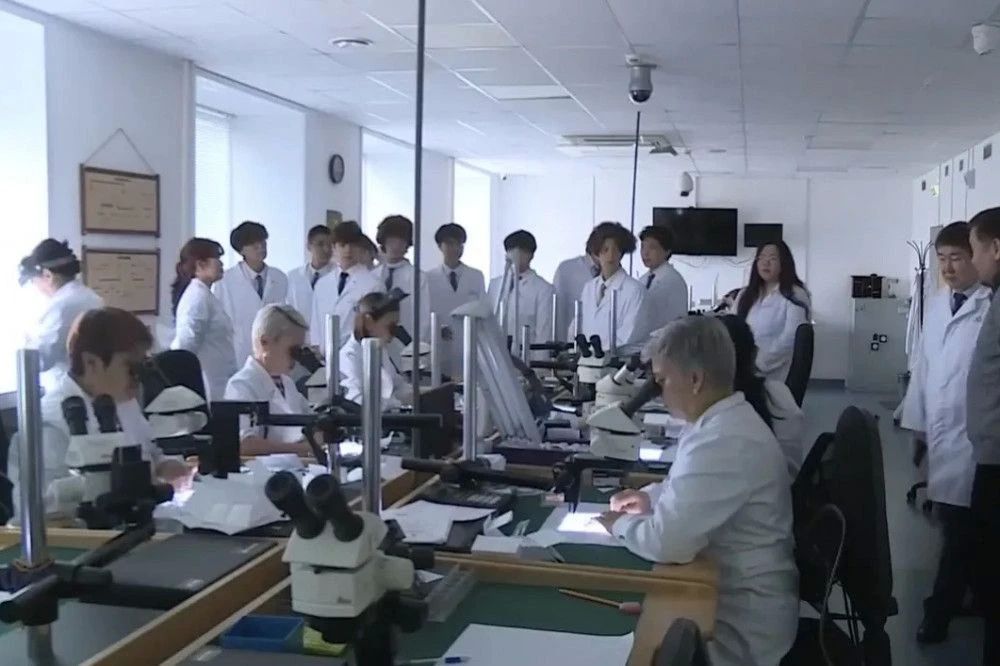 Неделя без турникетов в АЛРОСА: ученики Физико-технического лицея узнали как проходит сортировка и оценка якутских алмазов