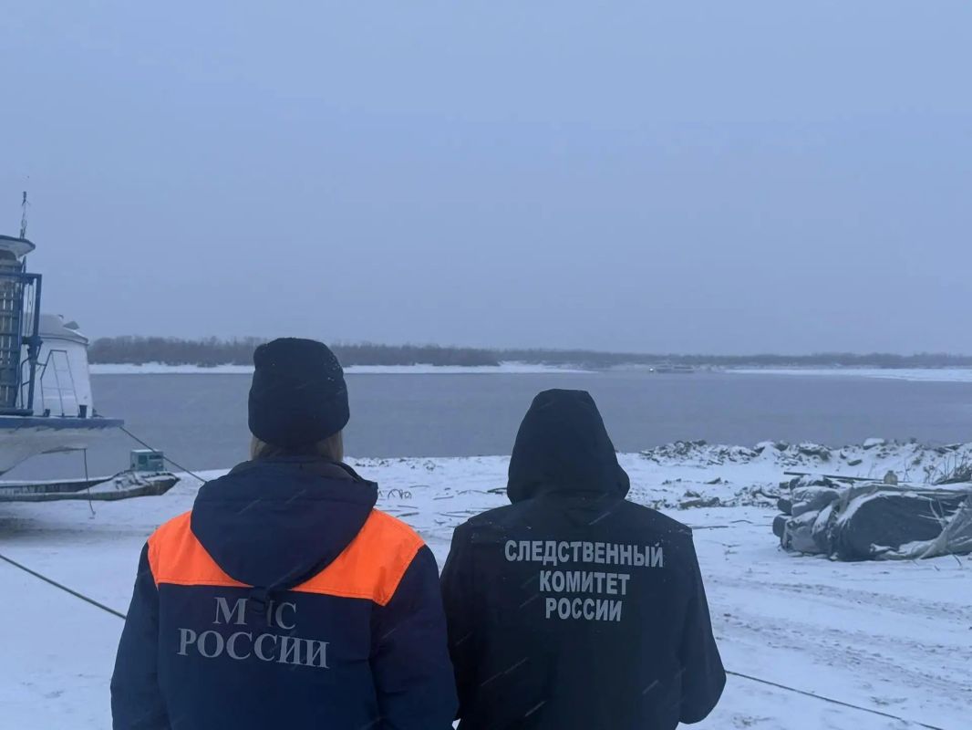 Не доплыл до берега: в Якутии судно со 100 пассажирами село на мель Не доплыл до берега: в Якутии судно со 100 пассажирами село на мель