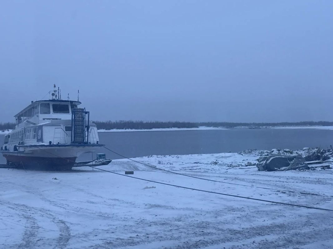 Пассажирское судно село на мель на реке Лена в Якутии