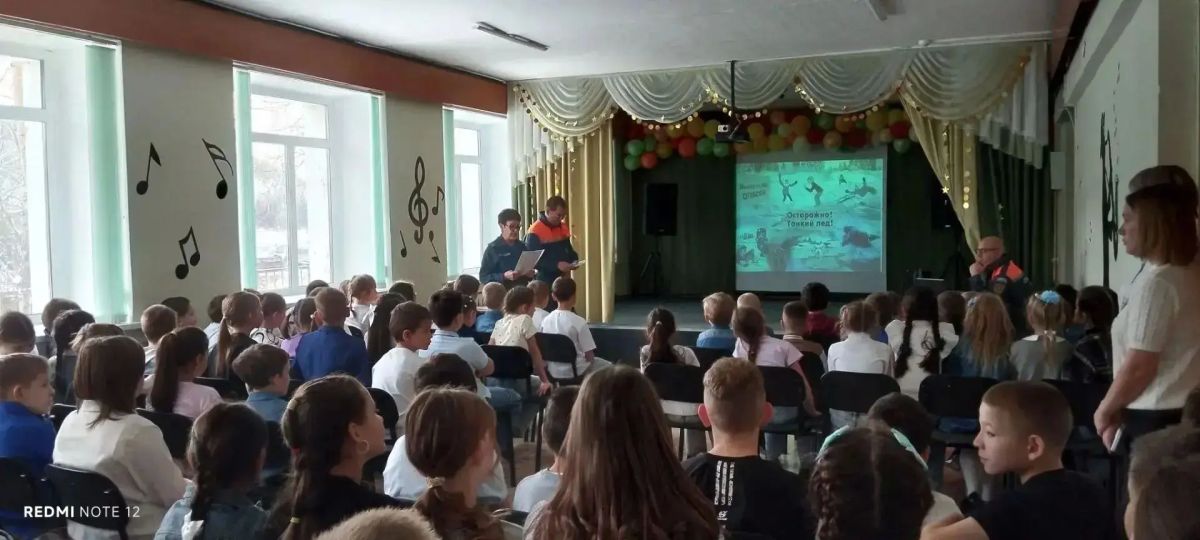 Спасатели Якутии провели масштабную профилактику безопасности на льду: охвачено более 180 человек Спасатели Якутии провели масштабную профилактику безопасности на льду: охвачено более 180 человек