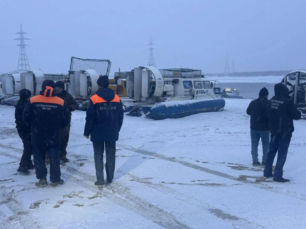 Не доплыл до берега: в Якутии судно со 100 пассажирами село на мель Не доплыл до берега: в Якутии судно со 100 пассажирами село на мель