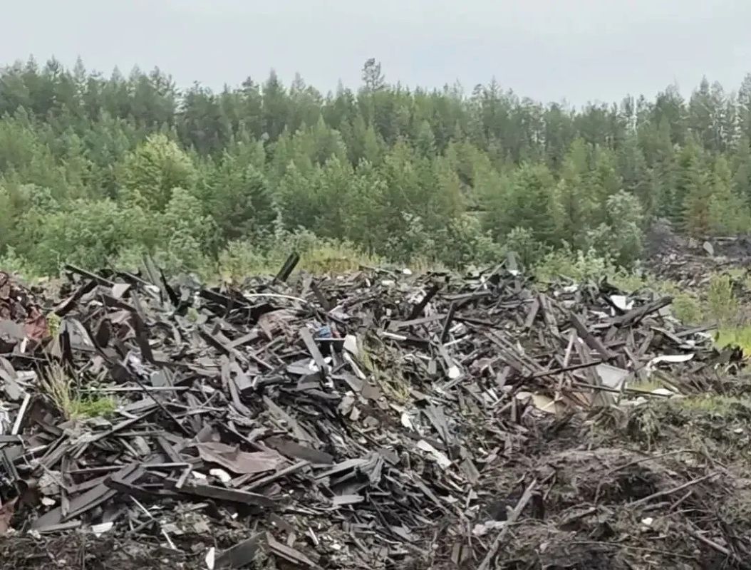 Подрядчик сгрузил строительный мусор в лесу