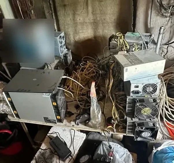 Житель Якутска организовал в гараже майнинг-ферму в обход счётчиков