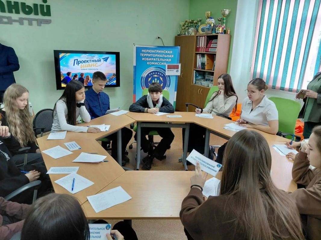ИЗБИРправда или Ложь?. Новый учебный год означает покорение новых вершин и достижение новых испытаний, и с этим подрастающему поколению поможет Интерактивная игровая программа «Проектный шанс: новые горизонты», которая... ИЗБИРправда или Ложь?. Новый учебный год означает покорение новых вершин и достижение новых испытаний, и с этим подрастающему поколению поможет Интерактивная игровая программа «Проектный шанс: новые горизонты», которая...