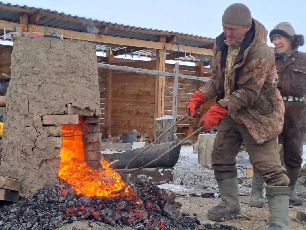 В Намском улусе выплавили железо по старинной технологии В Намском улусе выплавили железо по старинной технологии