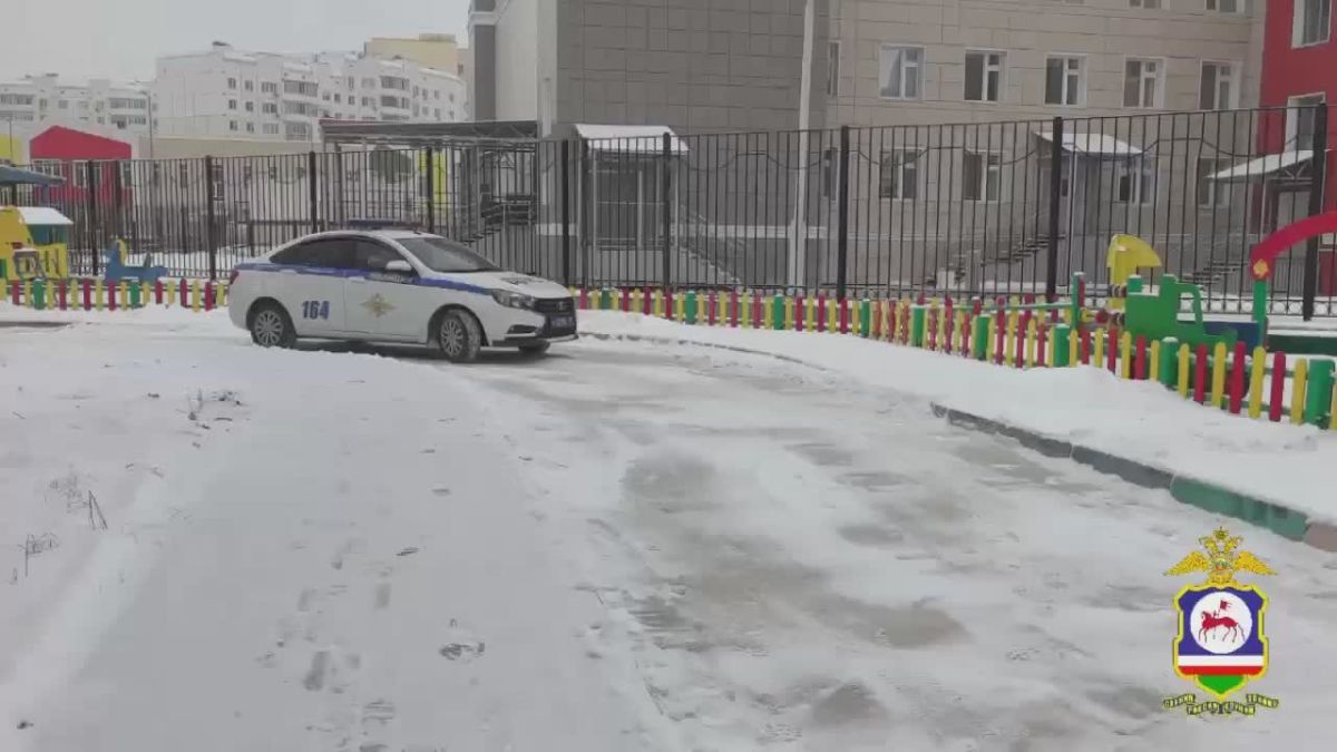 В Якутии полицейские и общественники поздравили 6-летнего Айтала Егорова с победой на региональном этапе всероссийского конкурса детского творчества МВД России «Мои родители работают в полиции»