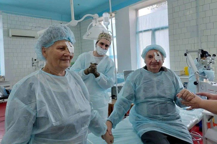Врачи из Якутии вернули зрение пожилой паре в ДНР