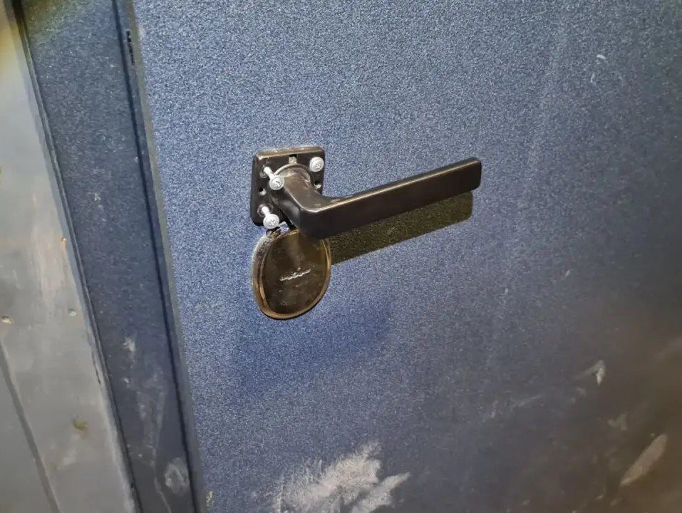 В Ленске из-за вандализма закрыли теплую остановку на улице Орджоникидзе В Ленске из-за вандализма закрыли теплую остановку на улице Орджоникидзе