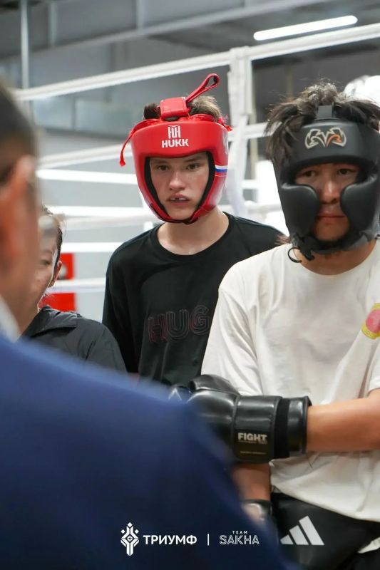 Посетил совместную тренировку наших боксеров и кикбоксеров в ЦСП «Триумф» Посетил совместную тренировку наших боксеров и кикбоксеров в ЦСП «Триумф»