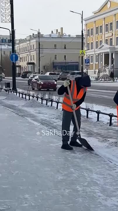Уборка возле дома правительства номер один - святое! Аж семь человек
