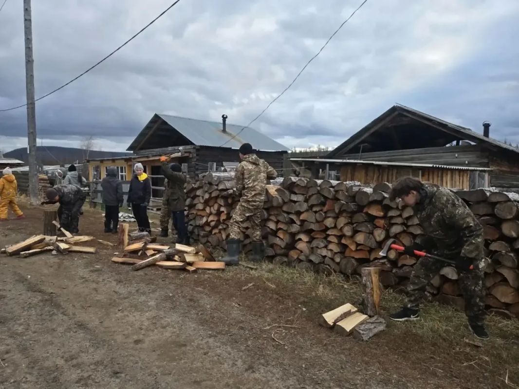 #СВОихнебросаем. Школьники из села Натора помогли родителям участника СВО с заготовкой дров на зимний период #СВОихнебросаем. Школьники из села Натора помогли родителям участника СВО с заготовкой дров на зимний период