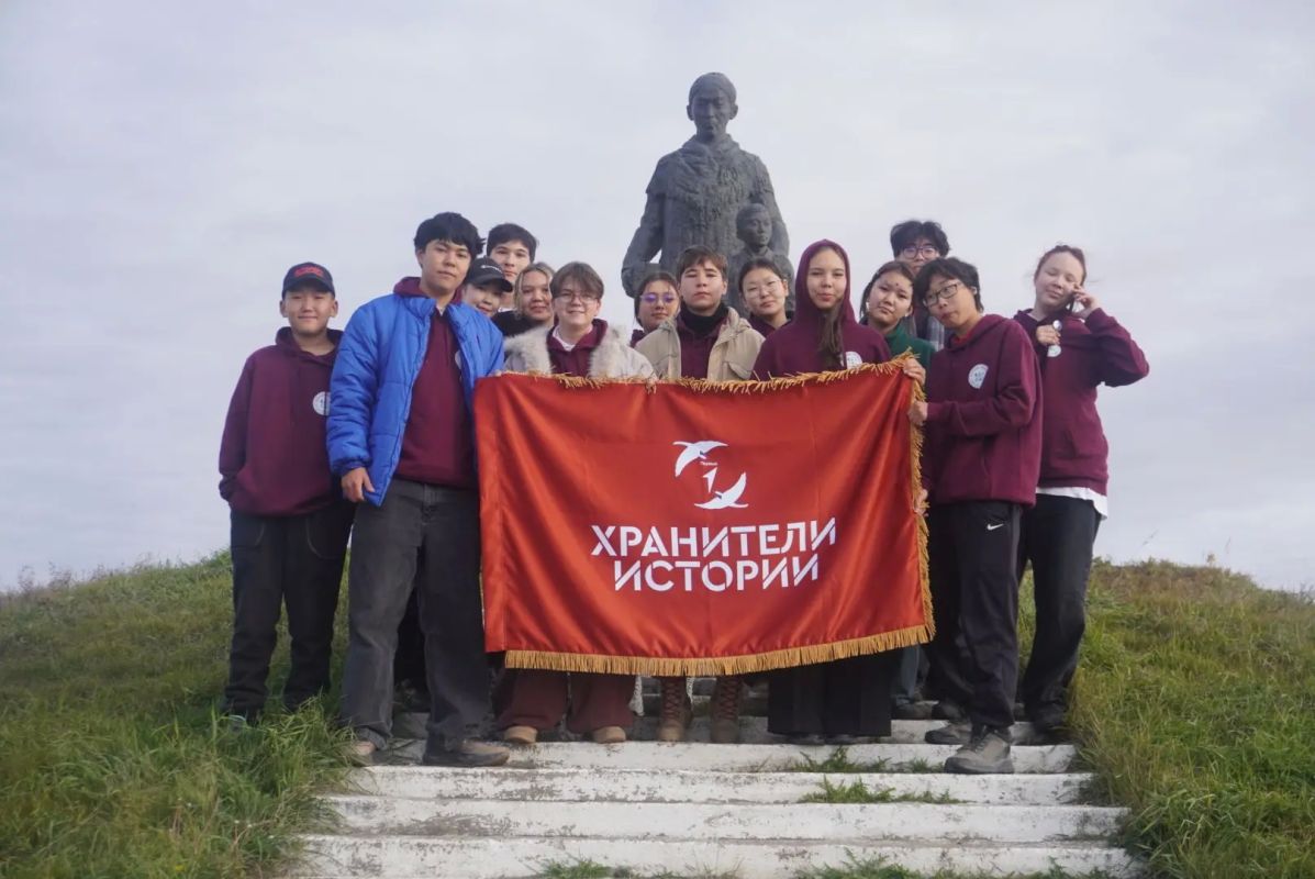 В Якутии школьники 11–17 лет превращают историю родного края в живое приключение: они создают маршруты памяти по памятникам, устанавливают QRкоды и отправляются в настоящие экспедиции, чтобы узнавать прошлое из первых уст и... В Якутии школьники 11–17 лет превращают историю родного края в живое приключение: они создают маршруты памяти по памятникам, устанавливают QRкоды и отправляются в настоящие экспедиции, чтобы узнавать прошлое из первых уст и...