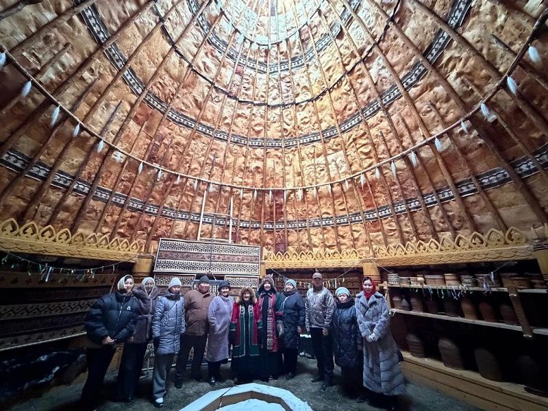 Чурапчылар Туос ураа тутуутун билсэн бардылар Чурапчылар Туос ураа тутуутун билсэн бардылар