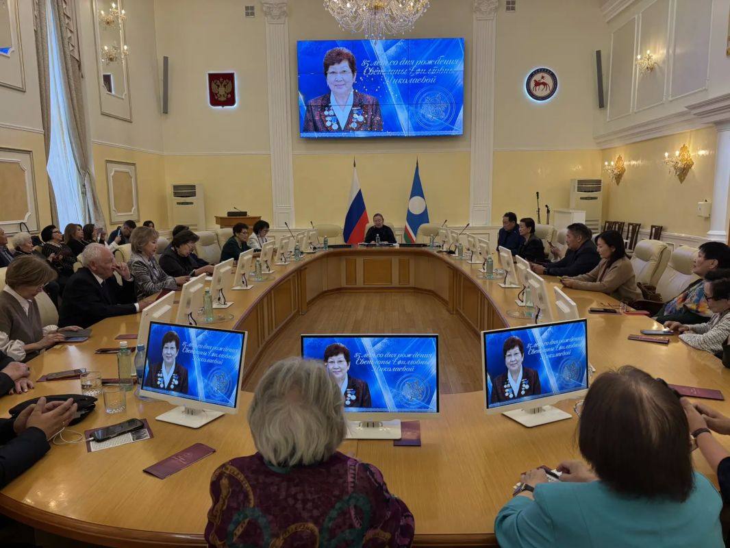 В Доме Правительства №2 почтили память Светланы Ефимовны Николаевой В Доме Правительства №2 почтили память Светланы Ефимовны Николаевой