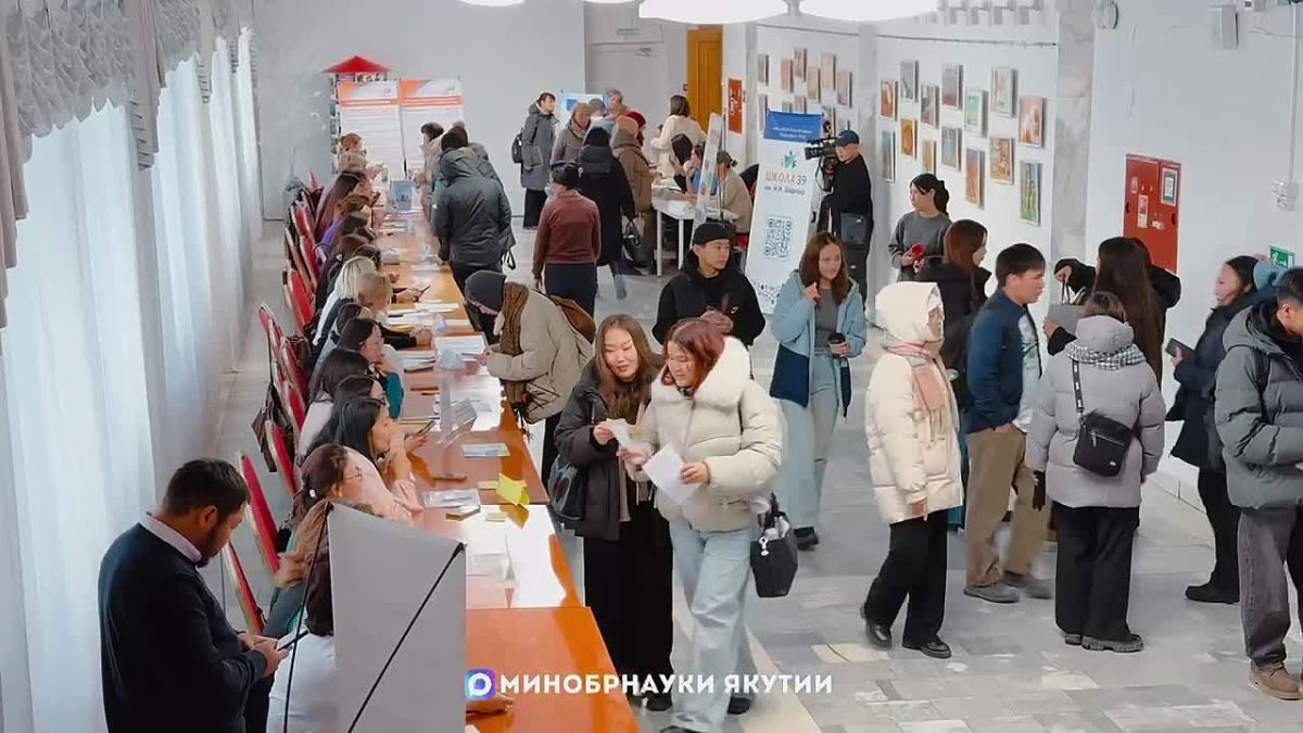 В Якутске состоялась ярмарка вакансий в сфере образования, объединившая представителей 35 образовательных учреждений города и более 100 соискателей