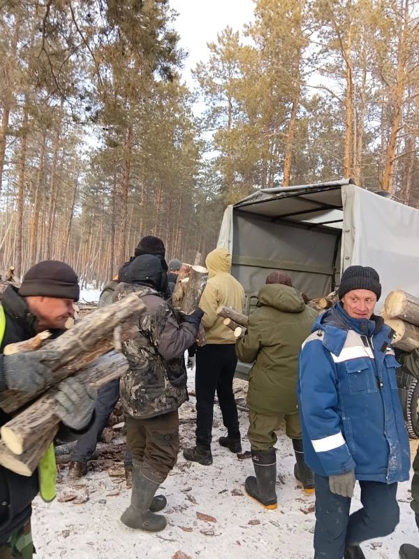 С добрым утром!. Совместными силами помогли семьям участников СВО с дровами — напилили, погрузили, привезли С добрым утром!. Совместными силами помогли семьям участников СВО с дровами — напилили, погрузили, привезли