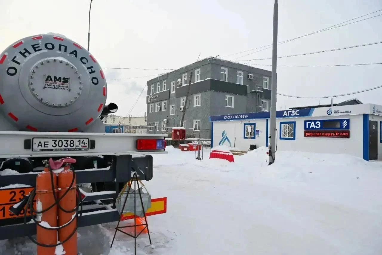 Уважаемые потребители!. АО «Сахатранснефтегаз» информирует жителей и гостей республики об изменении режима работы автомобильных газозаправочных станций