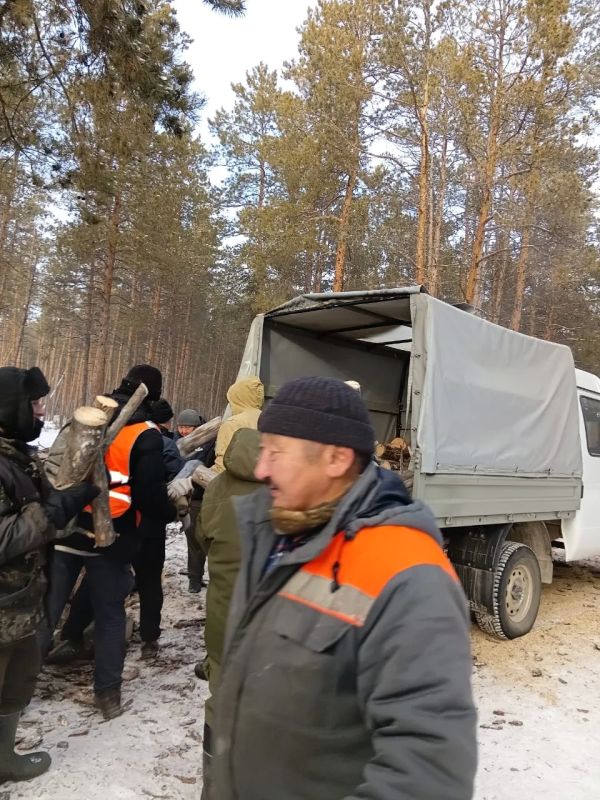 С добрым утром!. Совместными силами помогли семьям участников СВО с дровами — напилили, погрузили, привезли С добрым утром!. Совместными силами помогли семьям участников СВО с дровами — напилили, погрузили, привезли