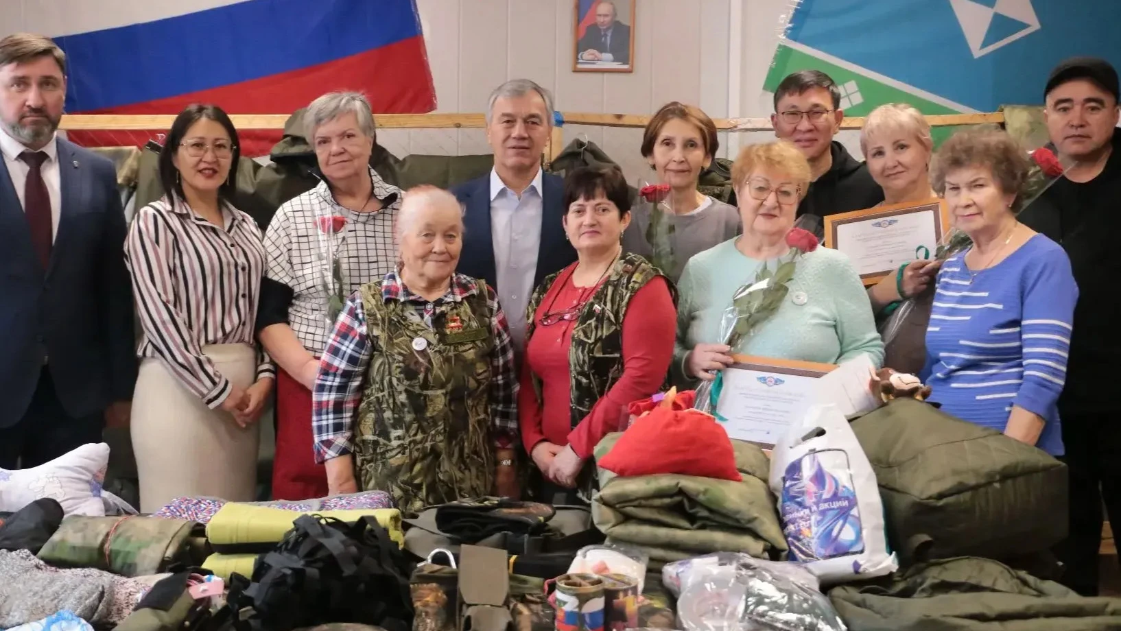 Руководитель Администрации Главы и Правительства Якутии Георгий Михайлов и заместитель Председателя Государственного Собрания (Ил Тумэн) Афанасий Владимиров, работая в Мирном, встретились с волонтерами