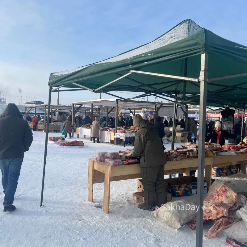На рыбной ярмарке традиционно представлено и мясо свежего забоя, примерная цена за кило — тысяча рублей, в зависимости от части (доходит до 1,6 тысячи) На рыбной ярмарке традиционно представлено и мясо свежего забоя, примерная цена за кило — тысяча рублей, в зависимости от части (доходит до 1,6 тысячи)